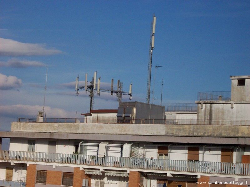 Non solo via Roma: antenne per la telefonia mobile sui tetti di viale De Gasperi